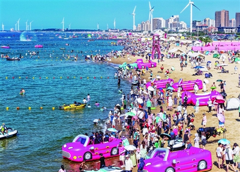 游客在荣成市那香海景区游玩(无人机照片)新华社发